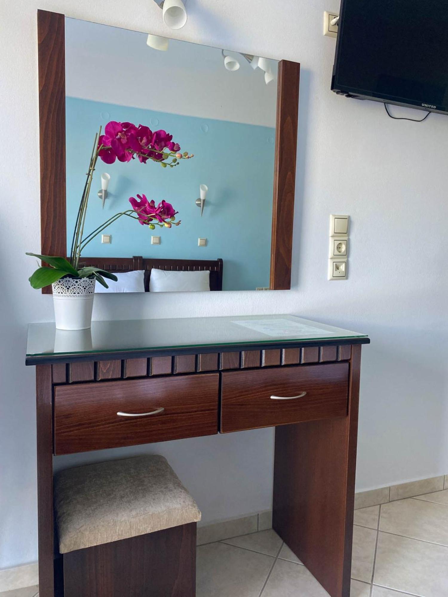 אמודיה Hotel Alexandros מראה חיצוני תמונה